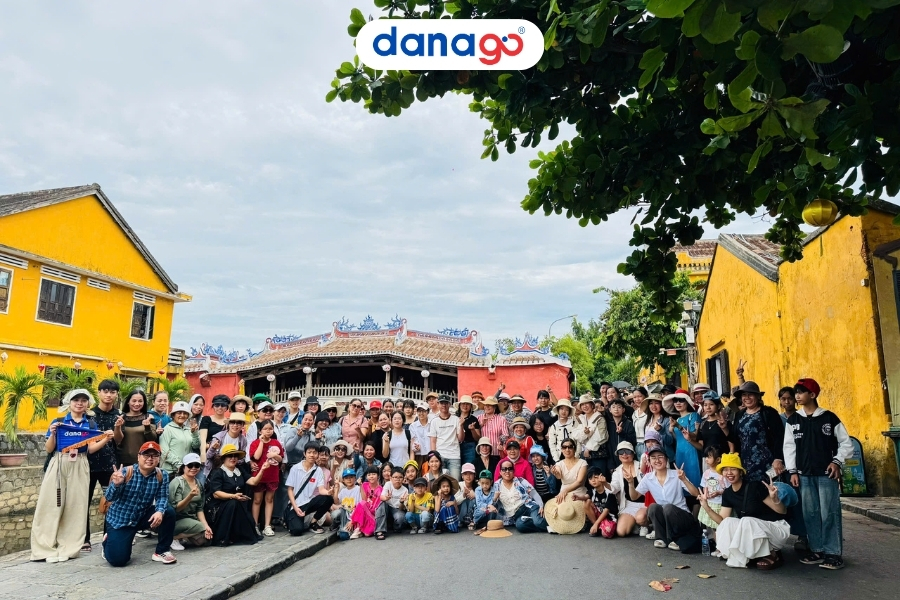 Đoàn khách của DANAGO check-in chùa Cầu Hội An