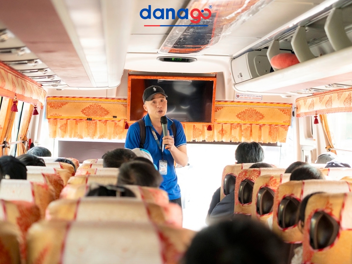 Hướng dẫn viên thuyết minh trên xe của DANAGO