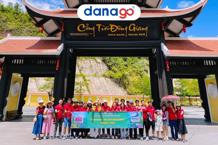 Du khách thuê trang phục đồng bào Cơ Tu