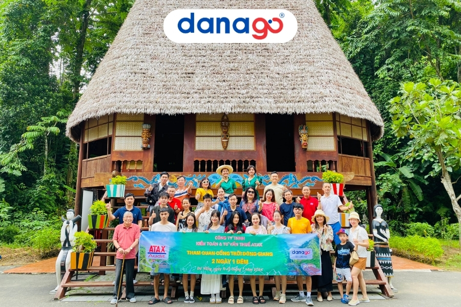 Tham quan nhà Gươi trong tour của DANAGO