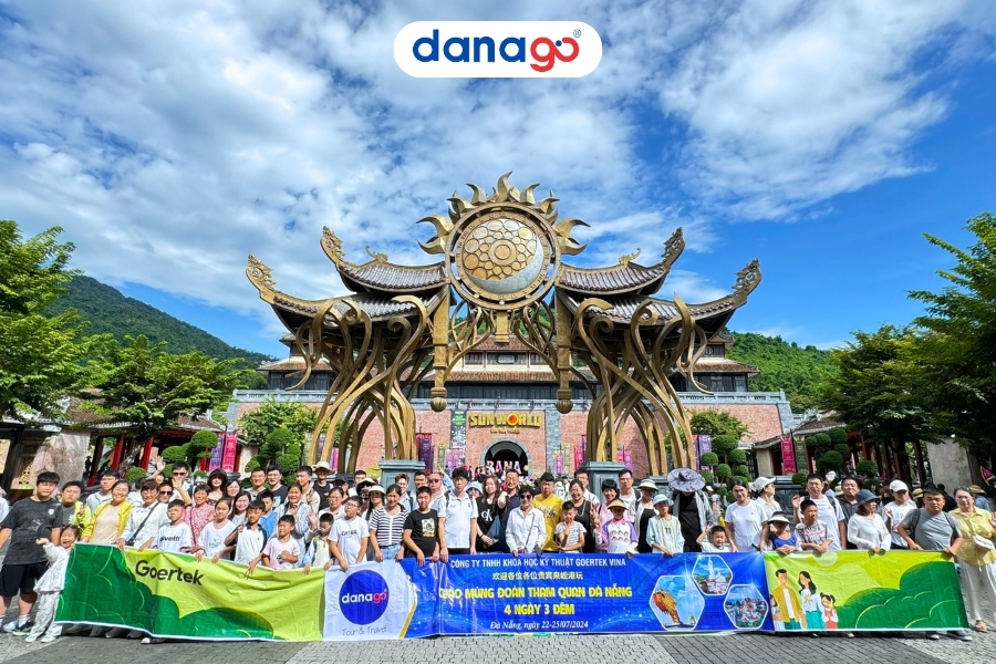 Tham quan Bà Nà Hills trong tour của DANAGO