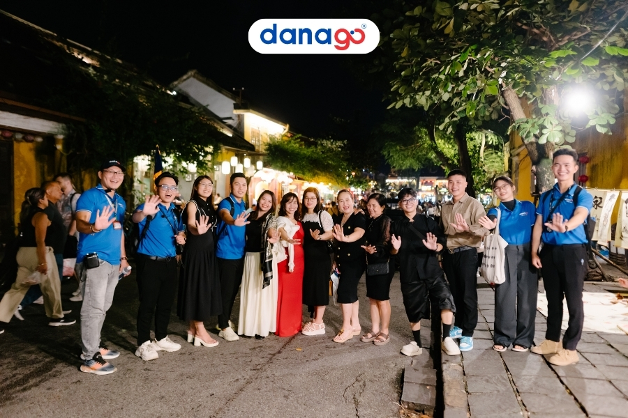 Đội ngũ hướng dẫn viên DANAGO tại phố cổ Hội An