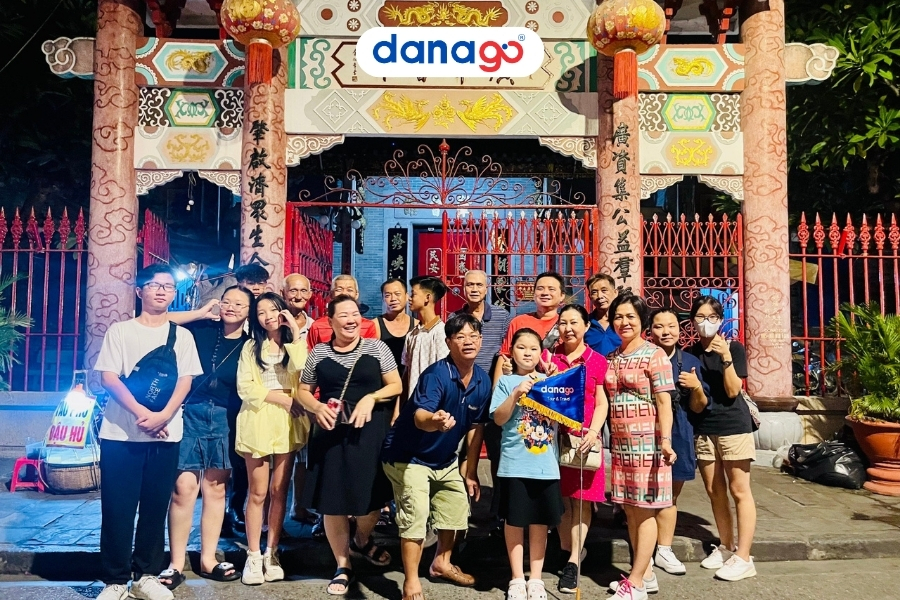 Tham quan Hội quán Triều Châu trong tour của DANAGO