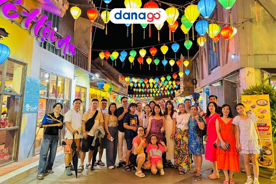 Đoàn khách của DANAGO tham quan phố cổ Hội An về đêm